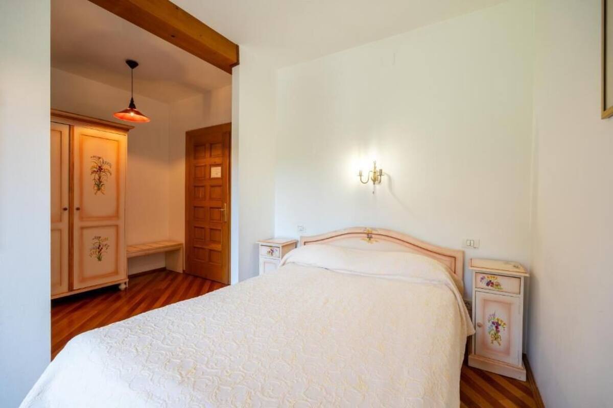 Ein Schlafzimmer mit einem Bett, einem Holzschrank und Nachttischen.
