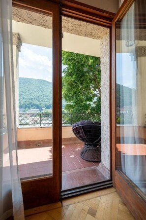 Departamento de lujo, 1 cama King size y sofá cama, vista a la montaña | Ropa de cama hipoalergénica, minibar y tabla de planchar con plancha 