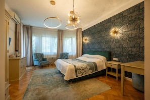 Studiosvit Standard - 1 kingsize-säng med bäddsoffa - utsikt mot staden | Allergitestade sängkläder, minibar och strykjärn/strykbräda
