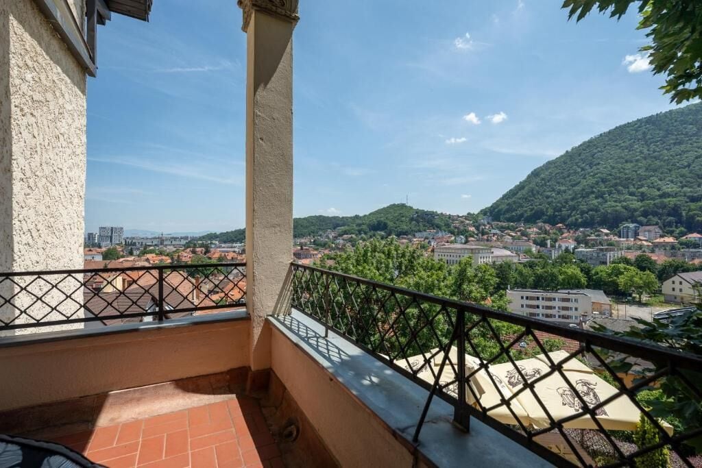 Un balcon donnant sur la ville et les collines.