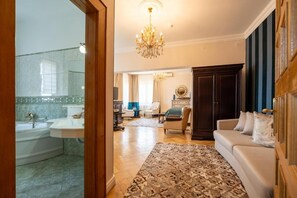 Ropa de cama hipoalergénica, minibar y tabla de planchar con plancha 