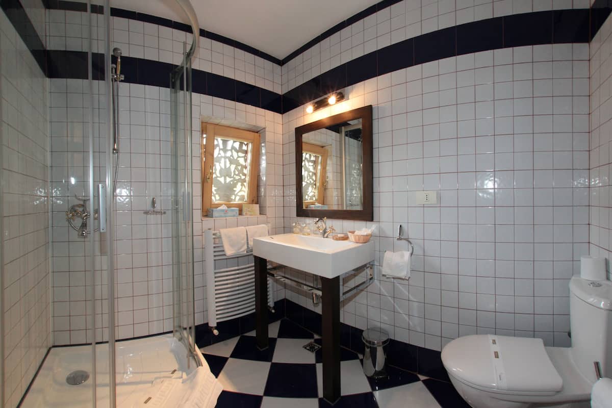 standard single room | bathroom | free toiletries, hair dryer, bathrobes, slippers