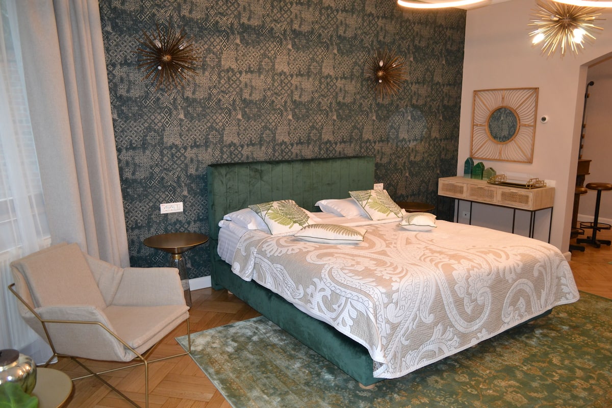 Standard Studio Suite, 1 King Bed with Sofa bed, City View | 1 bedroom, hypo-allergenic bedding, minibar, iron/ironing board