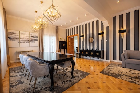 Apartamento superluxo, 1 cama King e sofĆ”-cama, vista para a montanha | Ćrea de estar | TV