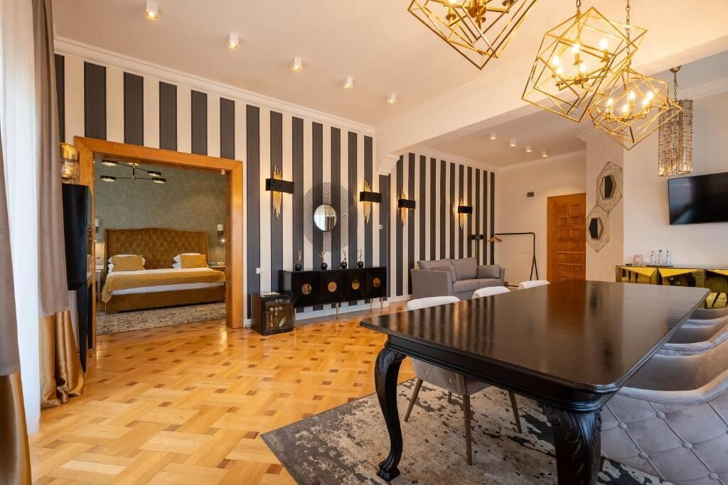 Hypo-allergenic bedding, minibar, iron/ironing board