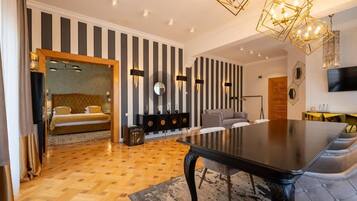 Hypo-allergenic bedding, minibar, iron/ironing board