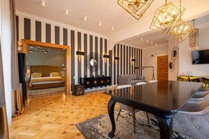 Luxury Apartment, 1 King Bed with Sofa bed, Mountain View | Hypo-allergenic bedding, minibar, iron/ironing board