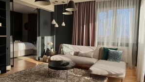 Ein modernes Wohnzimmer mit einer Couch, einem Couchtisch und Pendelleuchten.