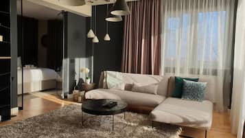 Hypo-allergenic bedding, minibar, iron/ironing board