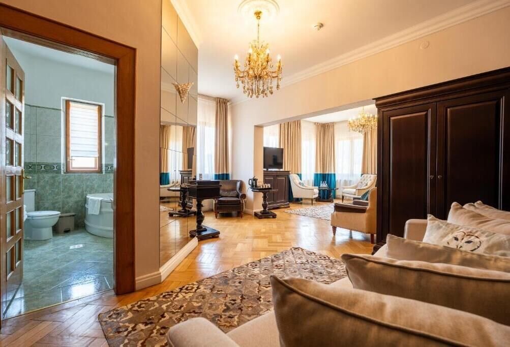 Standard Studio Suite, 1 King Bed with Sofa bed, City View | Hypo-allergenic bedding, minibar, iron/ironing board