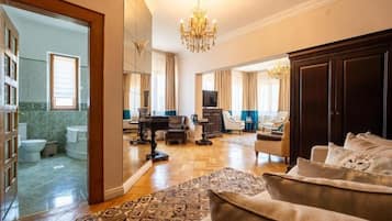 Standard Studio Suite, 1 King Bed with Sofa bed, City View | Hypo-allergenic bedding, minibar, iron/ironing board