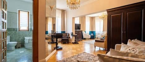 Standard Studio Suite, 1 King Bed with Sofa bed, City View | Hypo-allergenic bedding, minibar, iron/ironing board