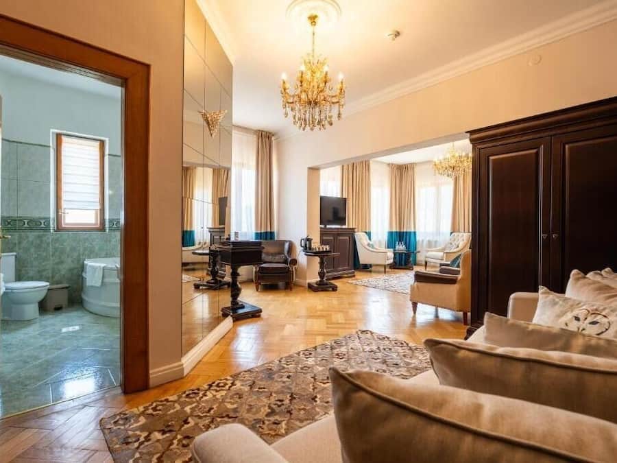 Standard Studio Suite, 1 King Bed with Sofa bed, City View | Hypo-allergenic bedding, minibar, iron/ironing board