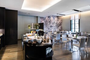 Café da manhã com buffet todos os dias (EUR 24 por pessoa) 