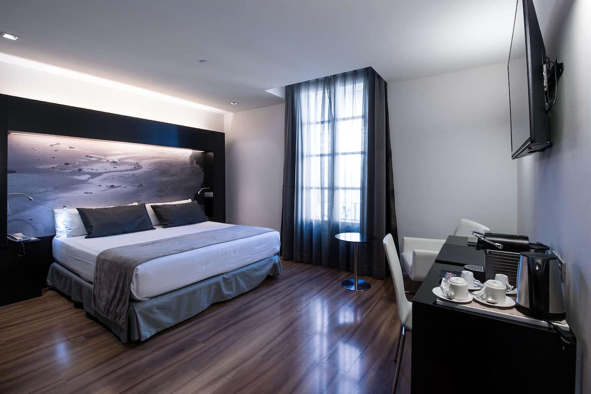 1 chambre, minibar, coffres-forts dans les chambres, bureau