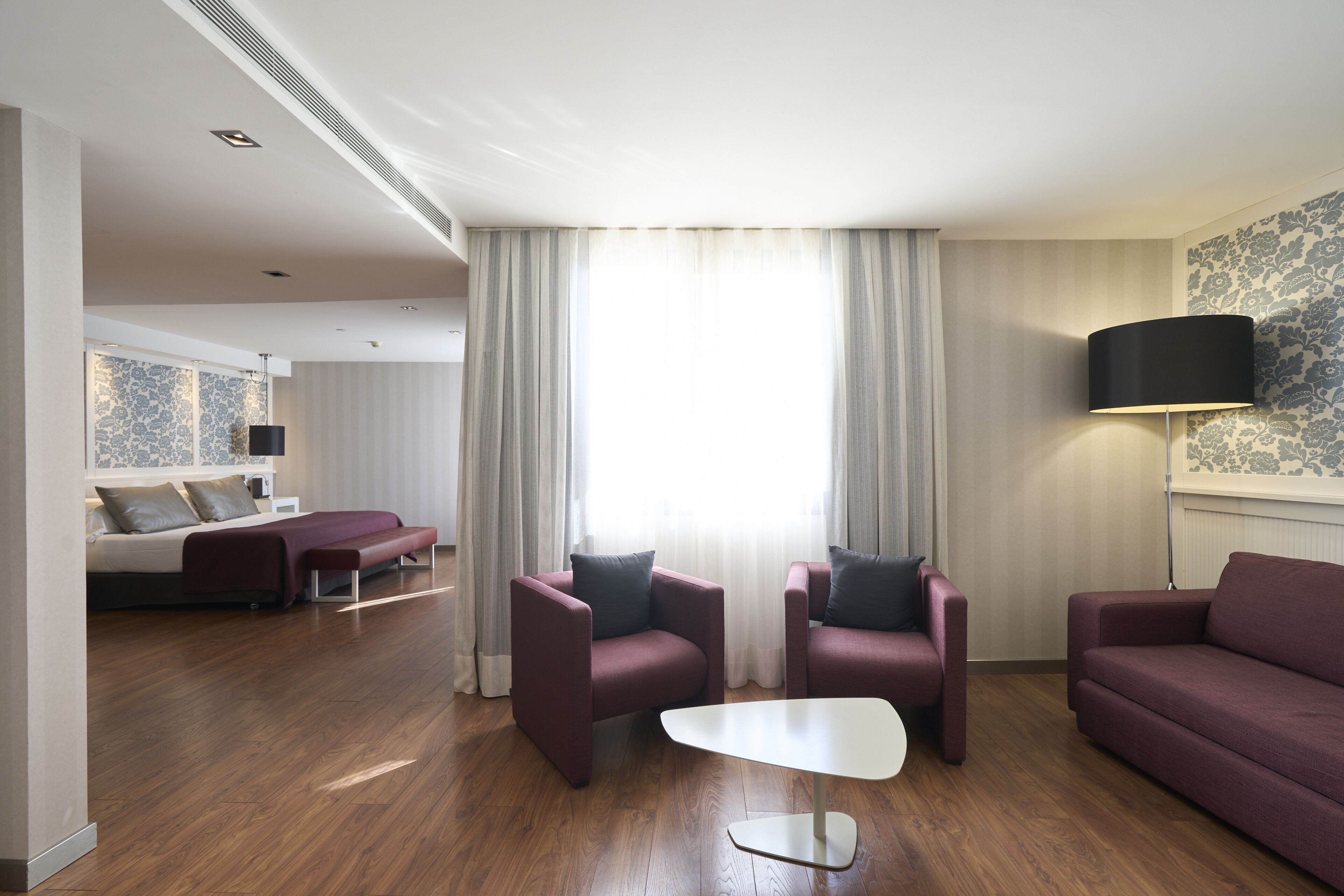 Een 32-inch flatscreentelevisie met satellietzenders en een televisie