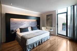 Frigobar, cofres nos quartos, escrivaninha, quartos à prova de som