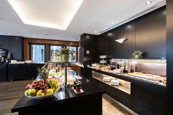 Café da manhã com buffet todos os dias (EUR 24 por pessoa) 