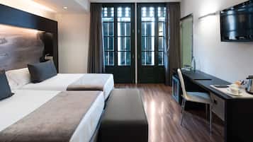 Minibar, brankas, meja kerja, dan kedap suara