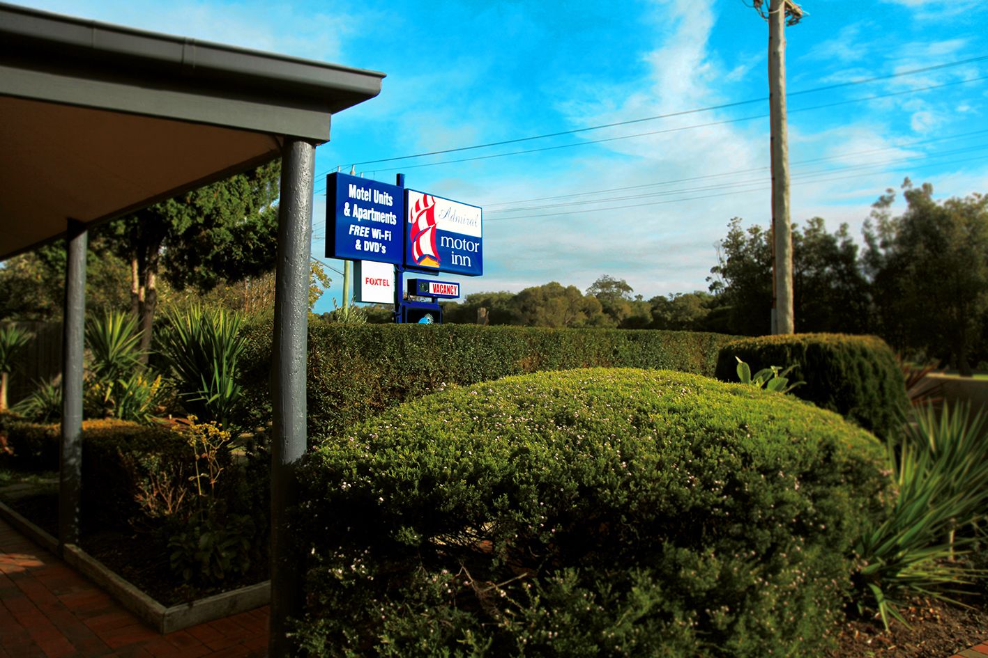 Señal de motel que ofrece Wi-Fi gratuito y habitaciones disponibles.