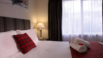 Escritorio, insonorización, tabla de planchar con plancha y wifi gratis