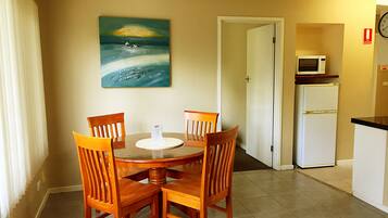 Apartment, 2 Bedrooms (Spa bath) | In-room dining