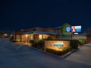 Front of property - evening/night - Admiral Motor Inn (Rosebud)