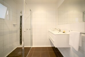 Amenidades de baño gratuitas, secadora de cabello, toallas 