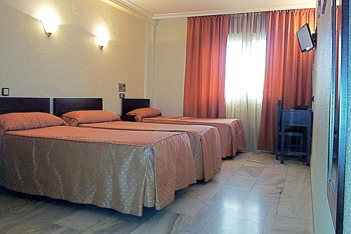 Habitación triple clásica, 3 camas individuales | Escritorio, sistema de insonorización, cunas (de pago) y wifi gratis