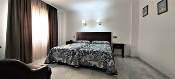 Standardværelse | Skrivebord, lydisolering, baby-/barnesenge (tillægsgebyr), gratis Wi-Fi