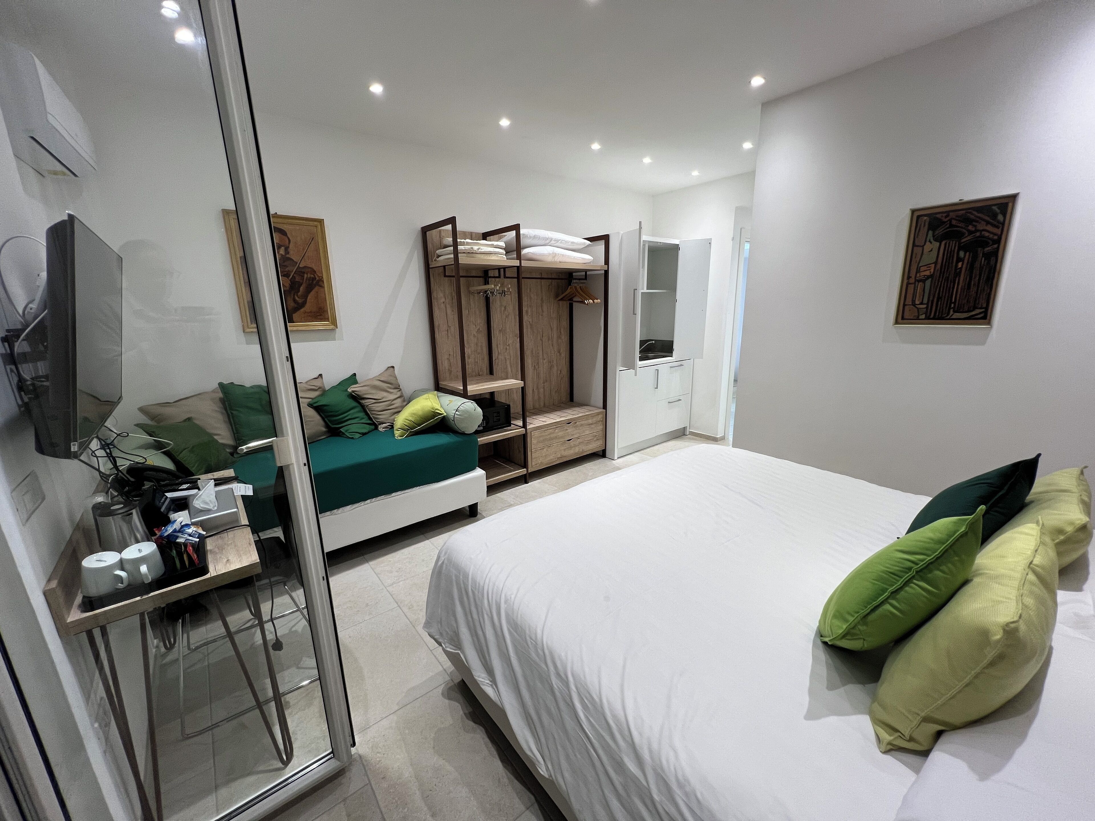 Chambre Triple Deluxe, vue partielle sur la mer