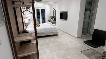 Suite Studio Deluxe, vue mer | Couette en duvet d'oie, minibar, bureau, Wi-Fi gratuit