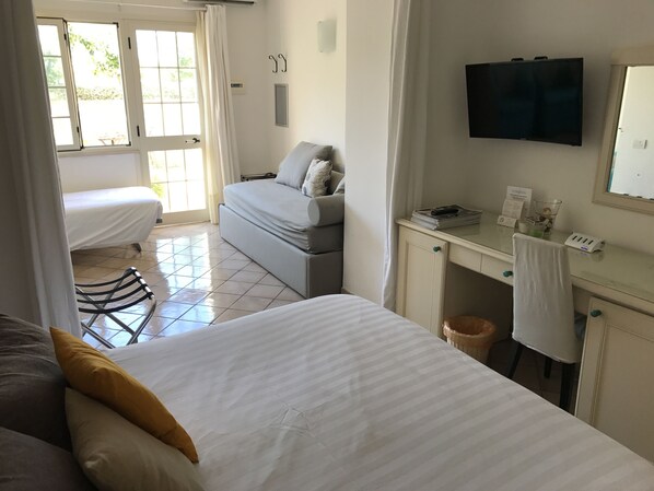 Cubrecamas, minibar, escritorio y wifi gratis 