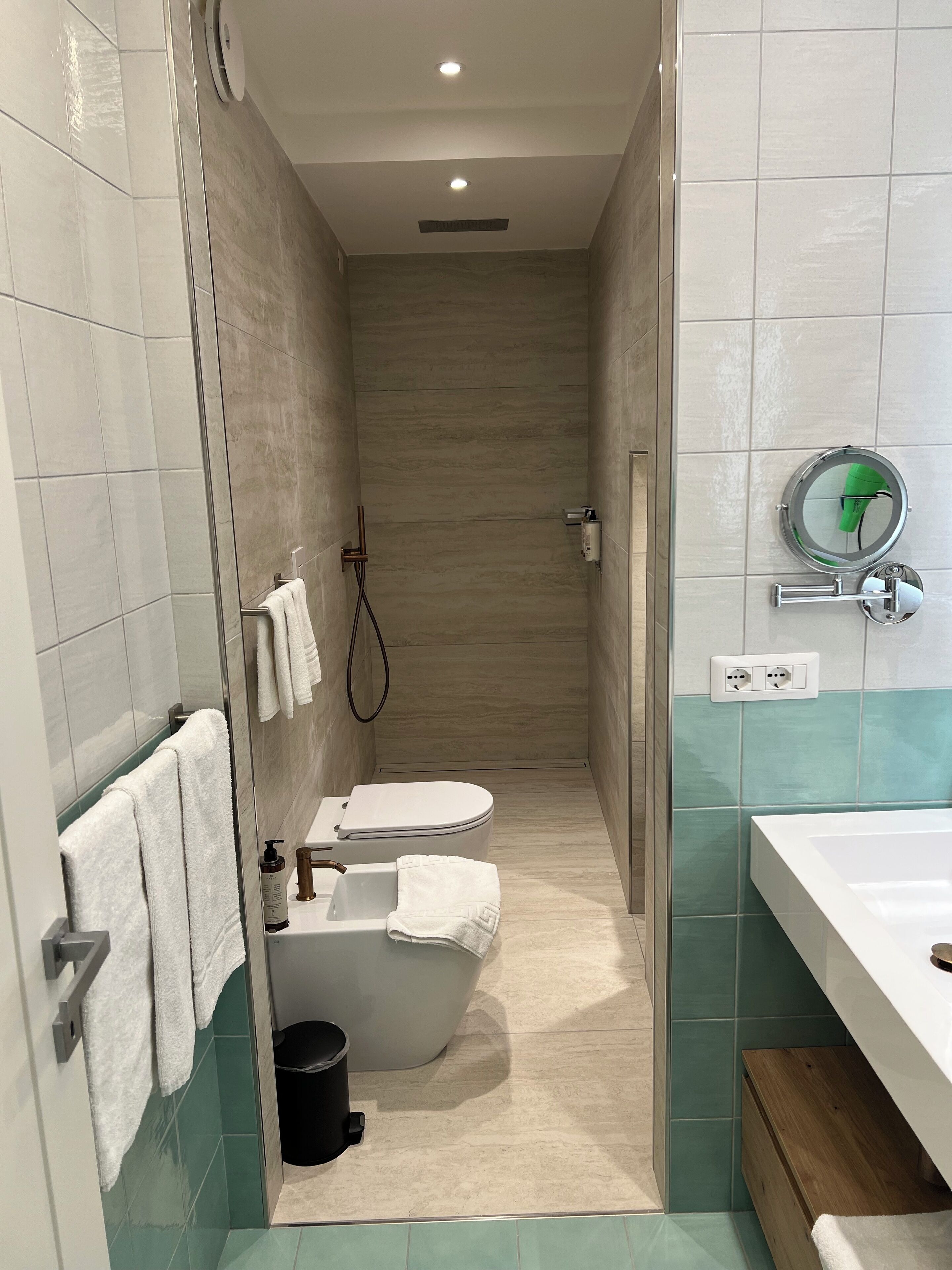 Une salle de bain moderne avec une baignoire, des toilettes et un lavabo.