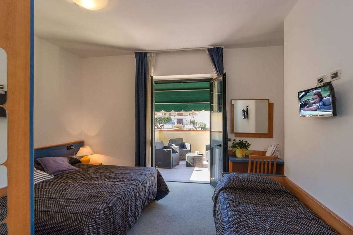 1 bedroom, minibar, desk, free WiFi