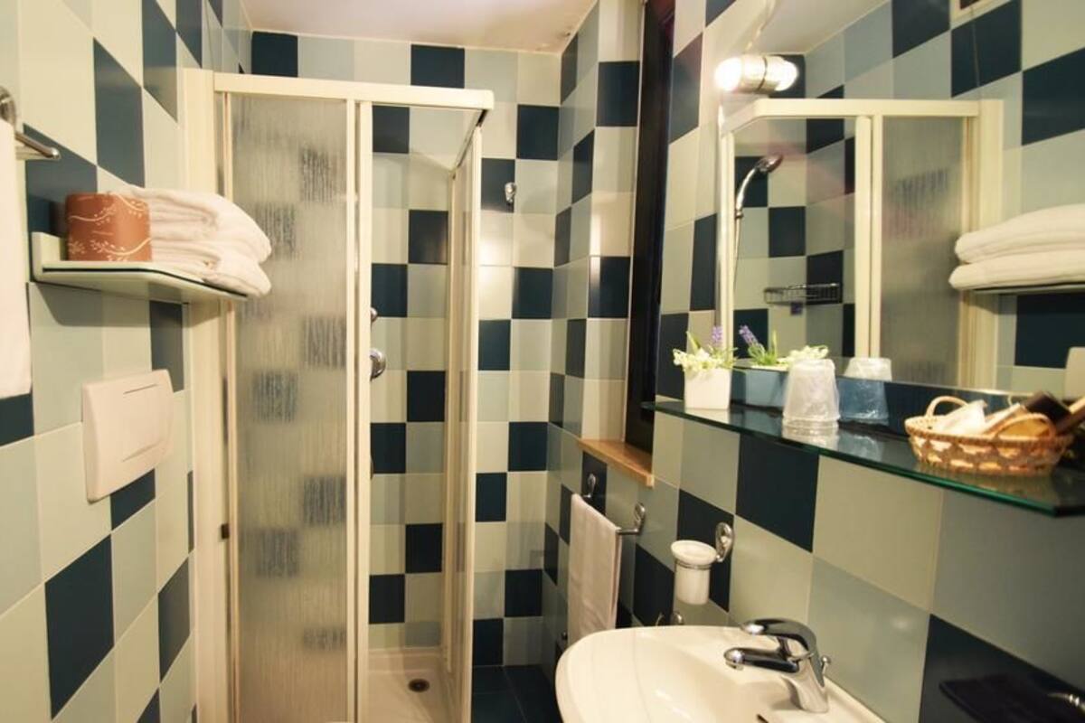 Shower, rainfall showerhead, free toiletries, hair dryer
