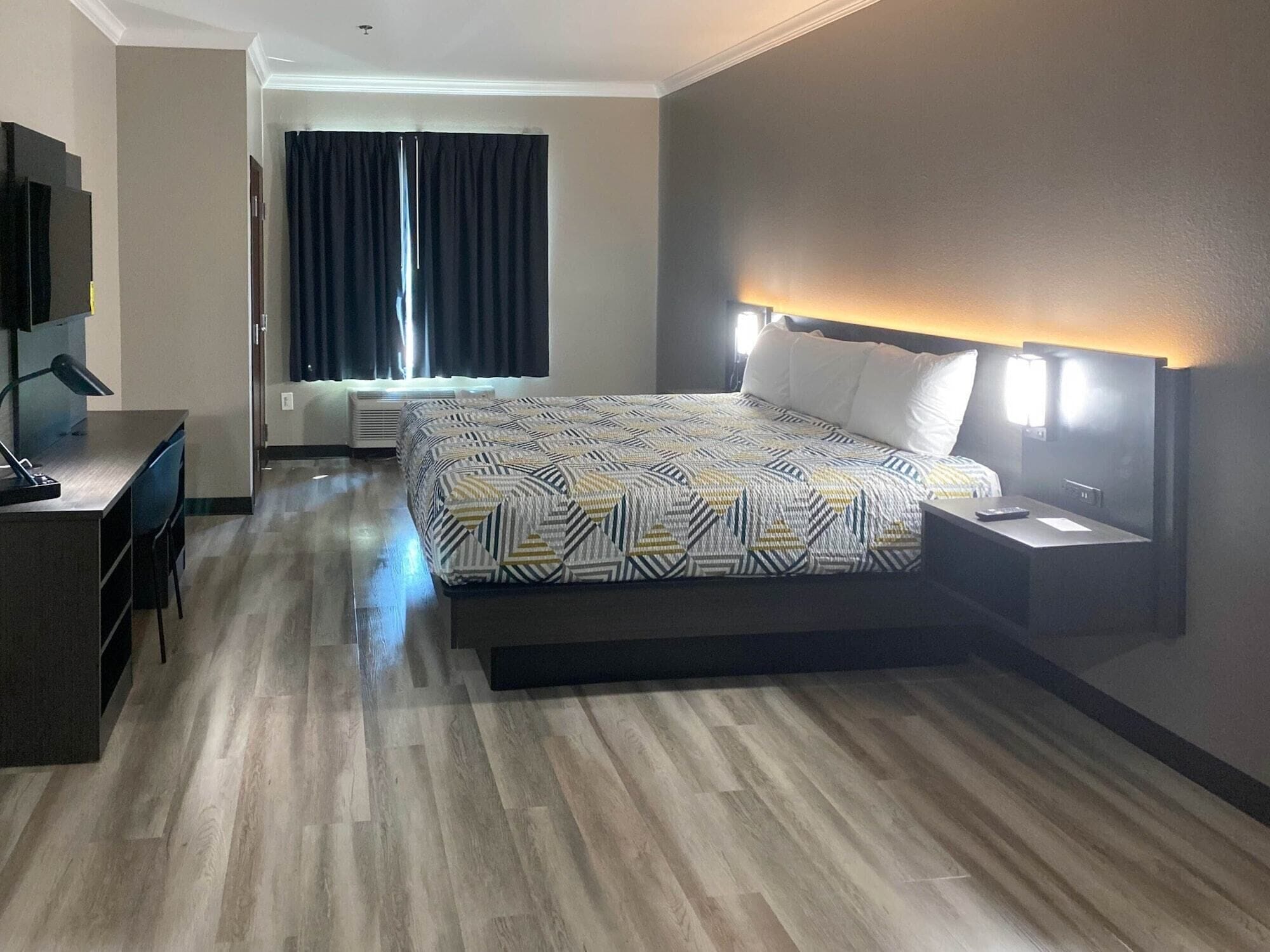 Sengetøy av topp kvalitet, senger med overmadrass og skrivebord