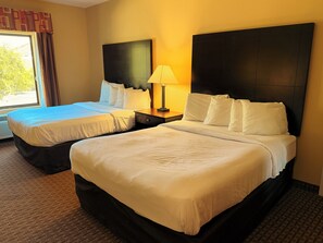 أغطية فراش متميزة وأسرّة بطبقة علوية مريحة وخزنة داخل الغرفة ومكتب