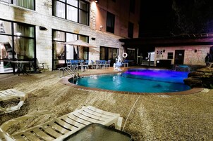Una piscina al aire libre de temporada