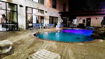 Una piscina al aire libre de temporada