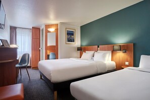 Premium bedding, desk, soundproofing, iron/ironing board - Kyriad Les Ulis (Les Ulis)