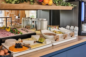 Päivittäinen buffetaamiainen (14.90 EUR per henkilö)