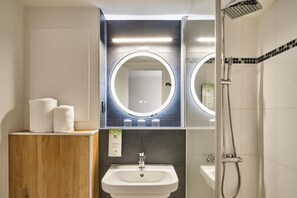 Shower, eco-friendly toiletries, hair dryer, towels - Kyriad Les Ulis (Les Ulis)
