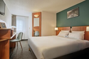 Luxe beddengoed, een bureau, geluiddichte muren