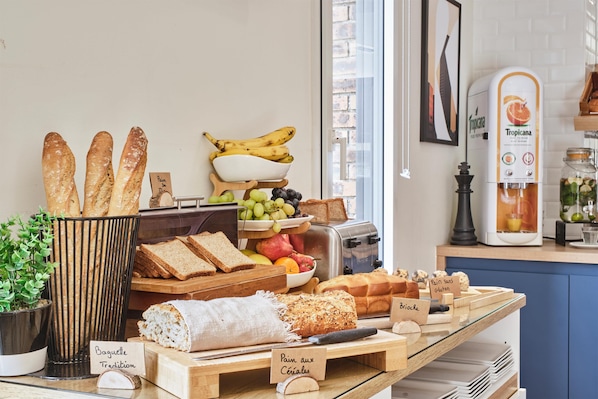 Dagelijks ontbijtbuffet (EUR 14.90 per persoon)