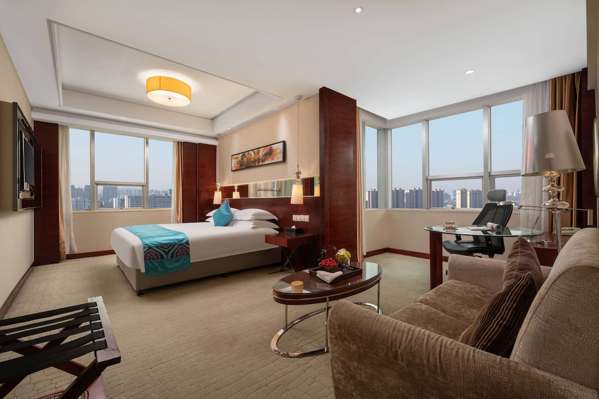 Room, 1 King Bed, Accessible, Non Smoking | In-room safe, desk, iron/ironing board, free WiFi