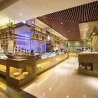 Un interior moderno con una barra central, varios niveles y un diseño espacioso.