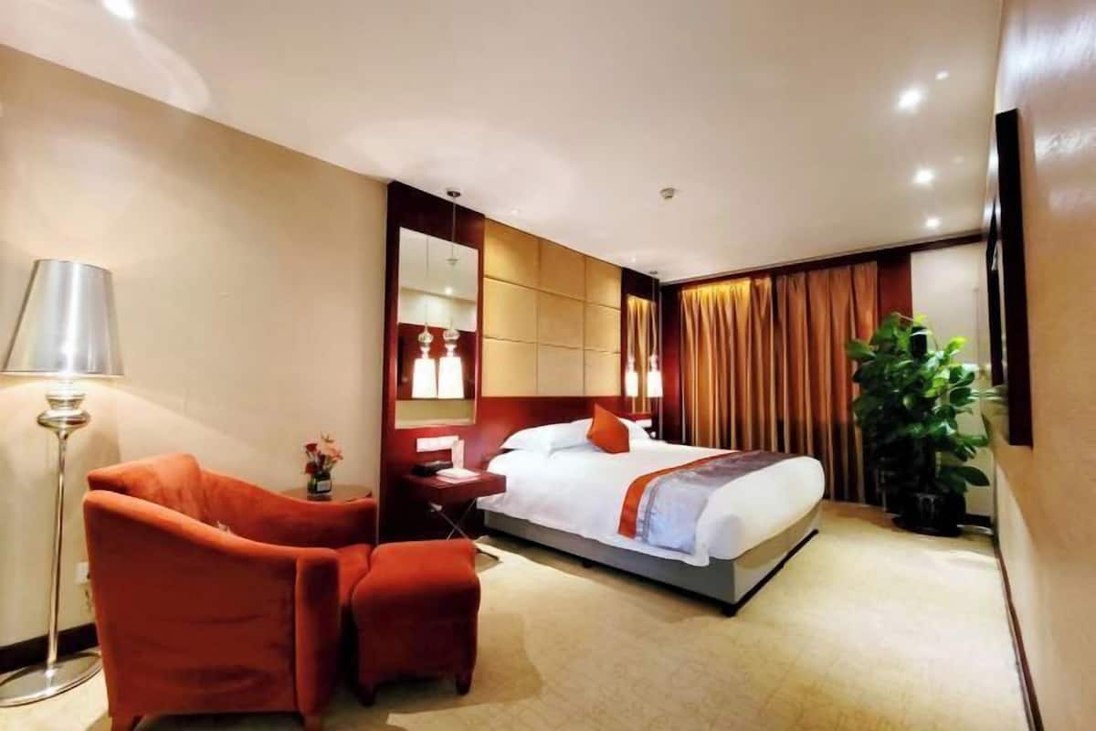 In-room safe, desk, iron/ironing board, free WiFi