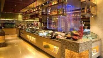 Daily buffet breakfast (CNY 68 per person)