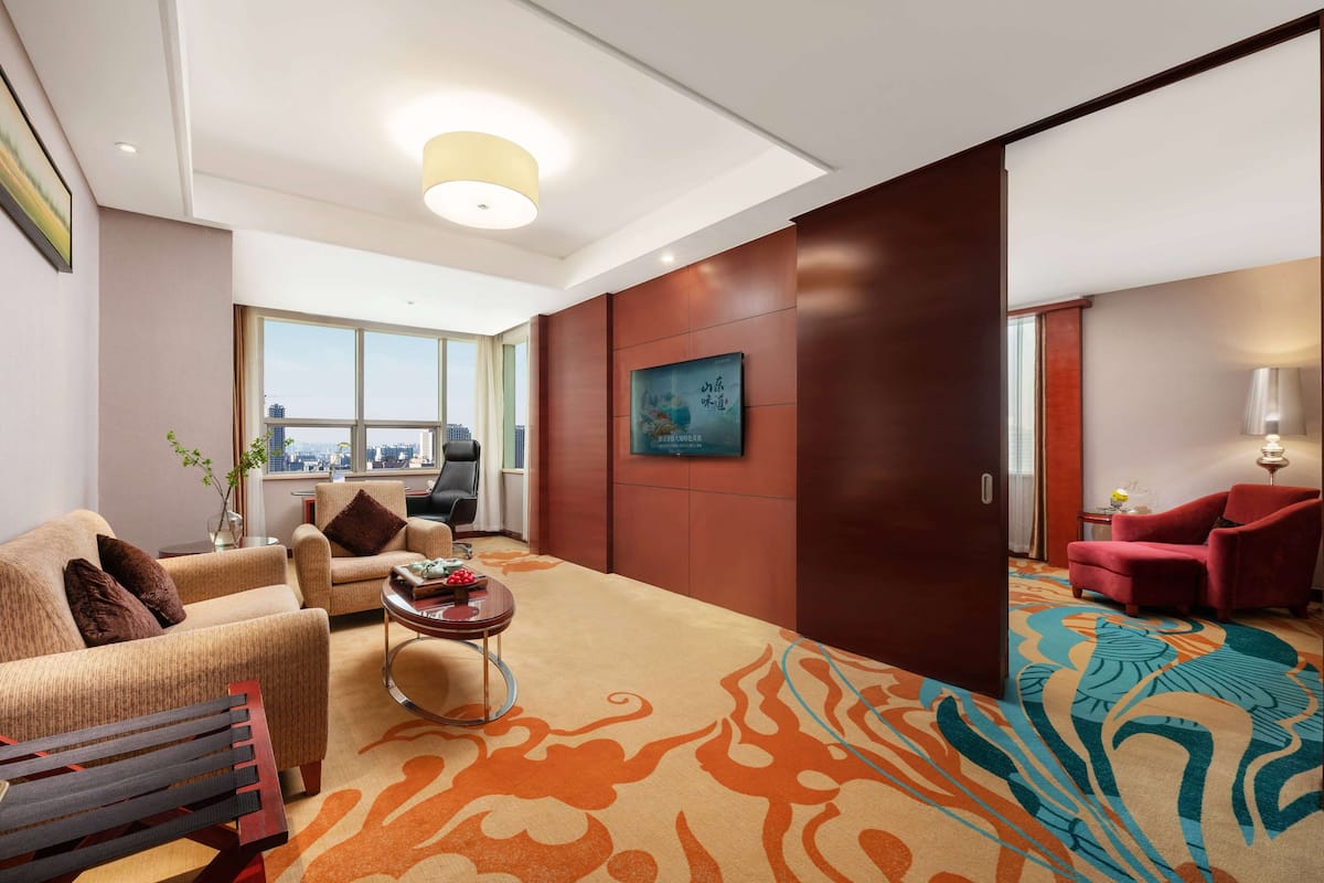 Studio Suite Business, 1 giường cỡ king, hút thuốc | Két bảo mật tại phòng, bàn, bàn ủi/dụng cụ ủi quần áo 
